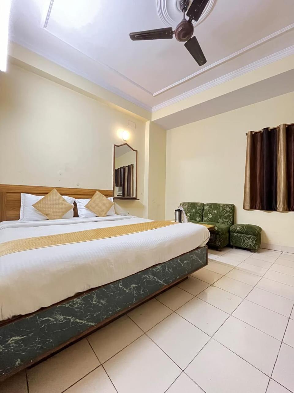Apartment Silvershine Family Hotel- New Delhi